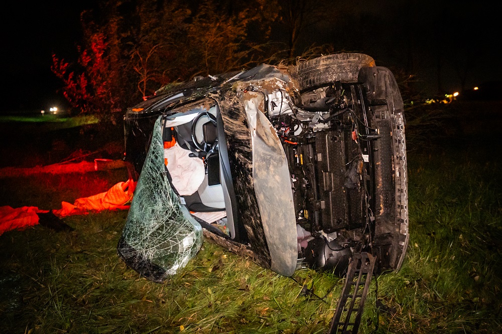Auto vliegt meerdere keren over de kop, bestuurder gewond