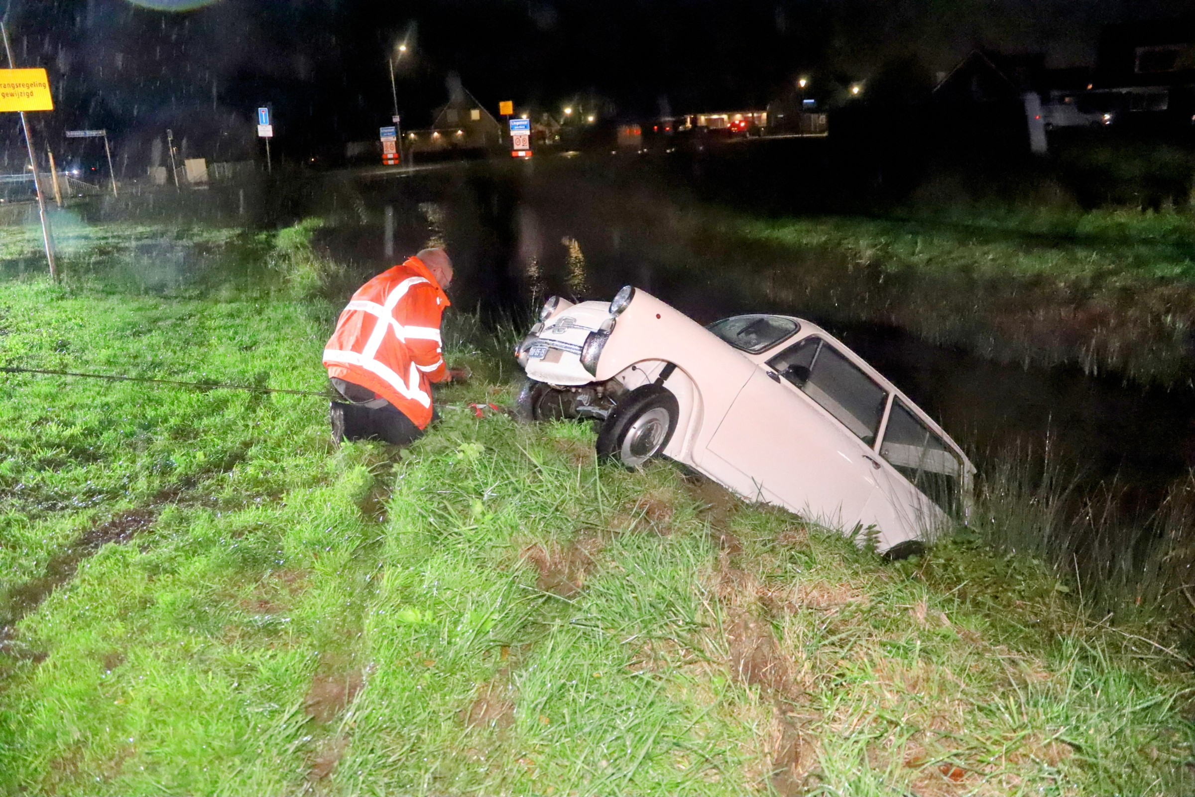 Oldtimer uit 1969 raakt van de weg en belandt in sloot