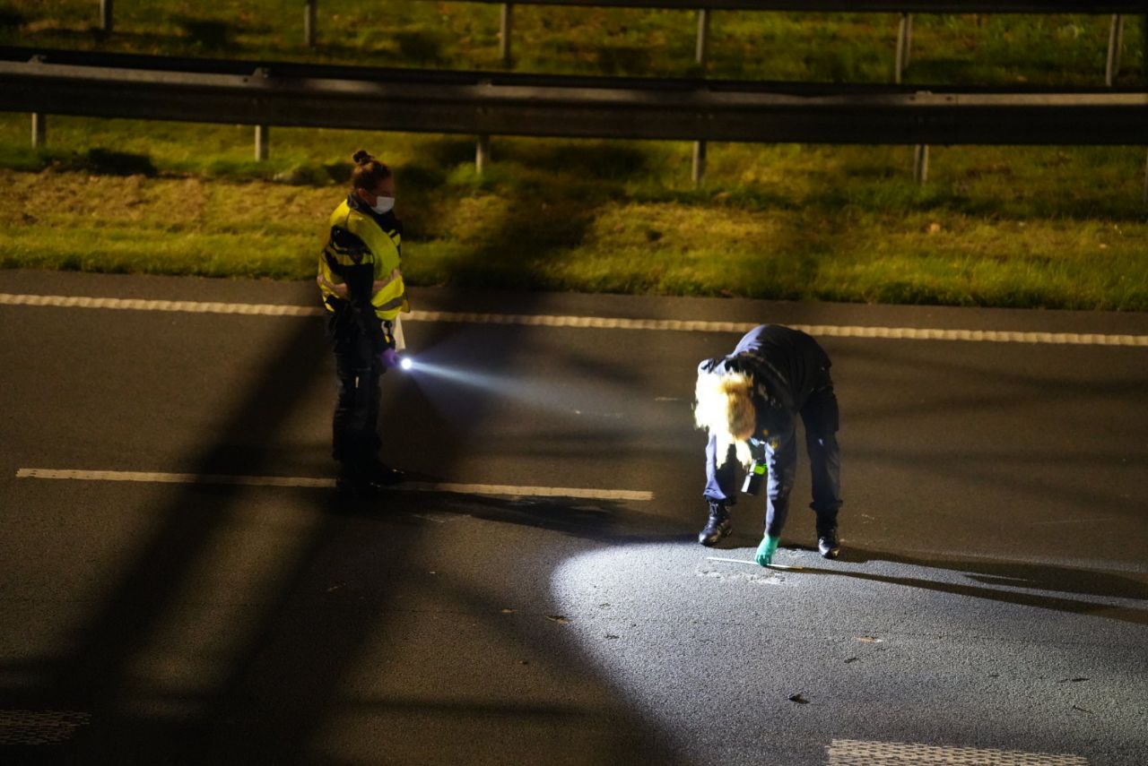 Stenen van viaduct gegooid, politie doet onderzoek