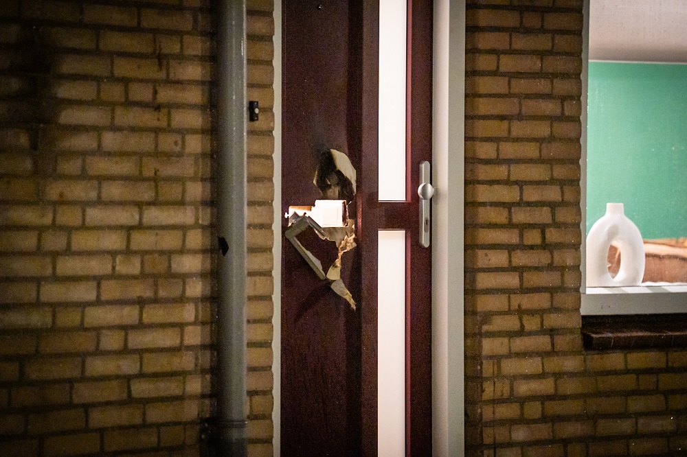 Explosie zorgt voor veel schade aan voordeur in Arnhem