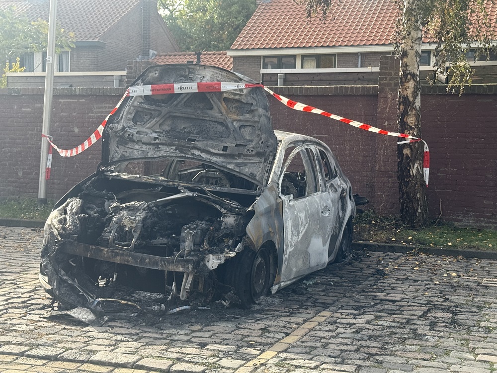 Geparkeerde auto uitgebrand, politie onderzoekt oorzaak