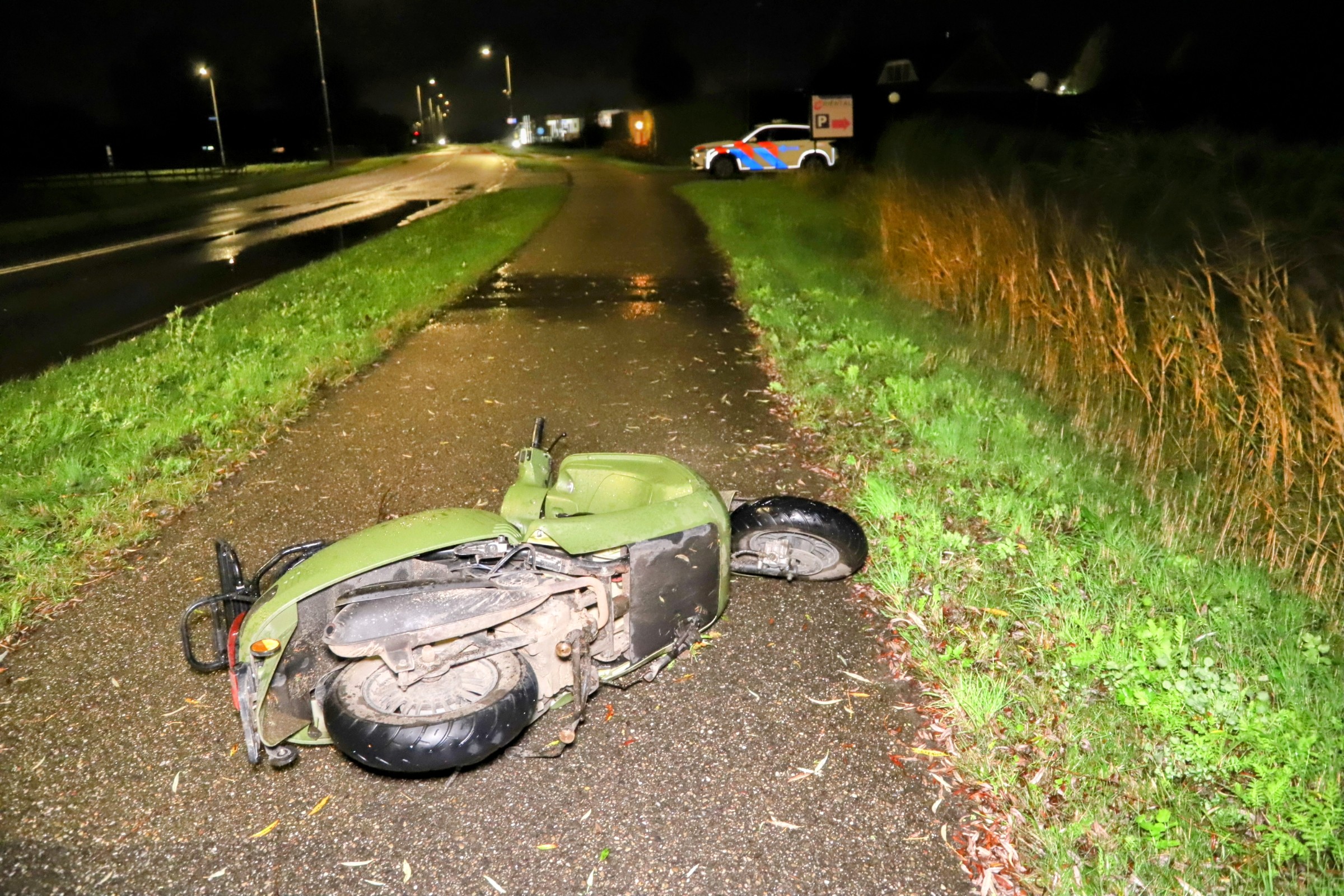 Scooterrijder komt hard ten val en raakt gewond