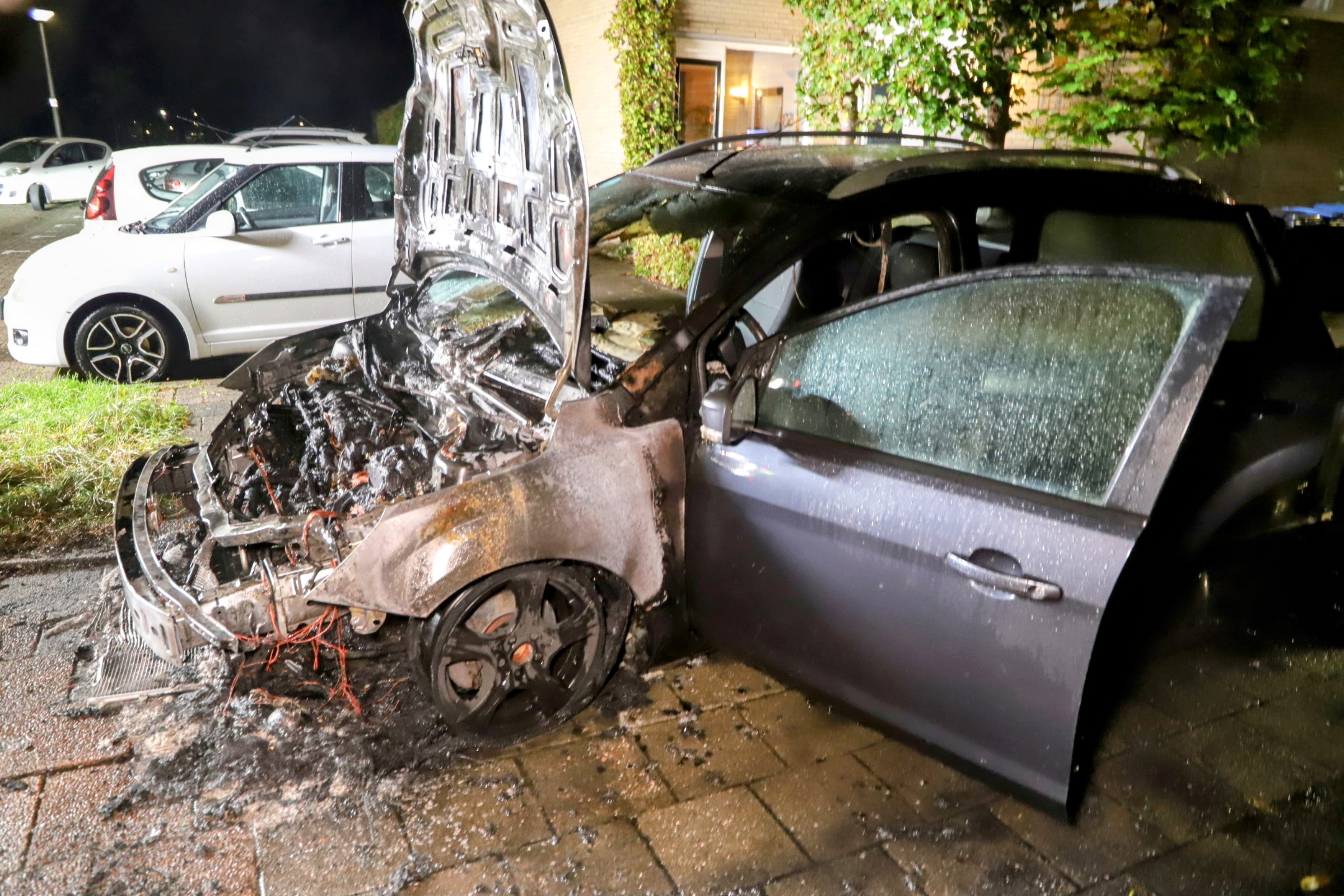 Auto uitgebrand, politie doet onderzoek