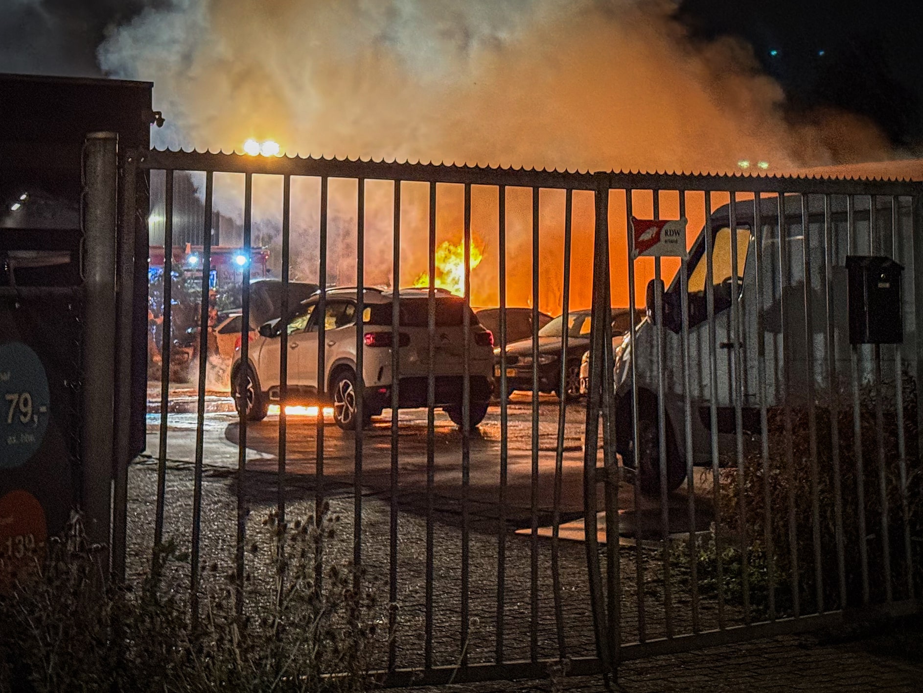 Auto volledig uitgebrand bij bedrijfspand in Arnhem, pand en voertuigen beschadigd