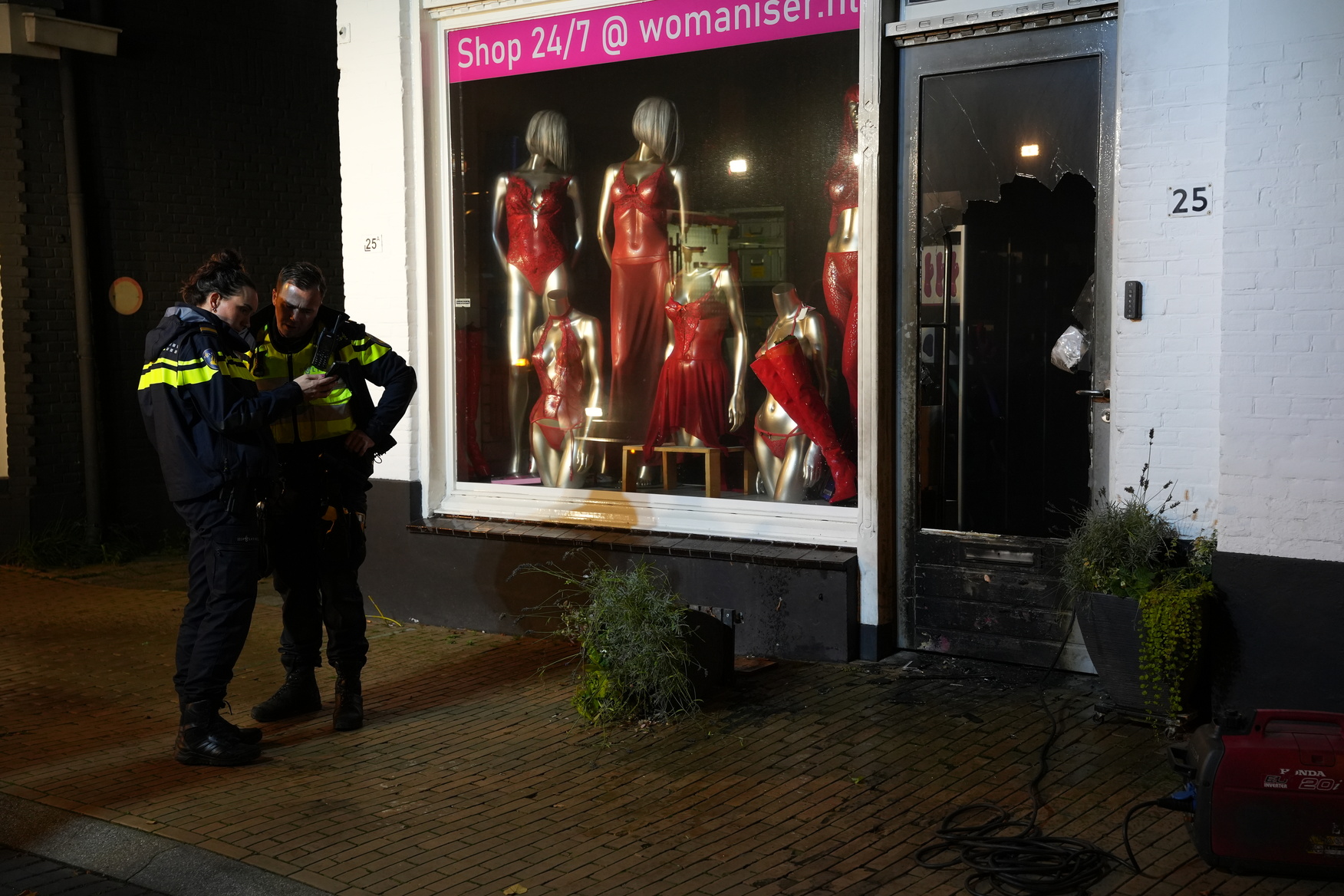 Brand in erotiekwinkel, politie onderzoekt oorzaak