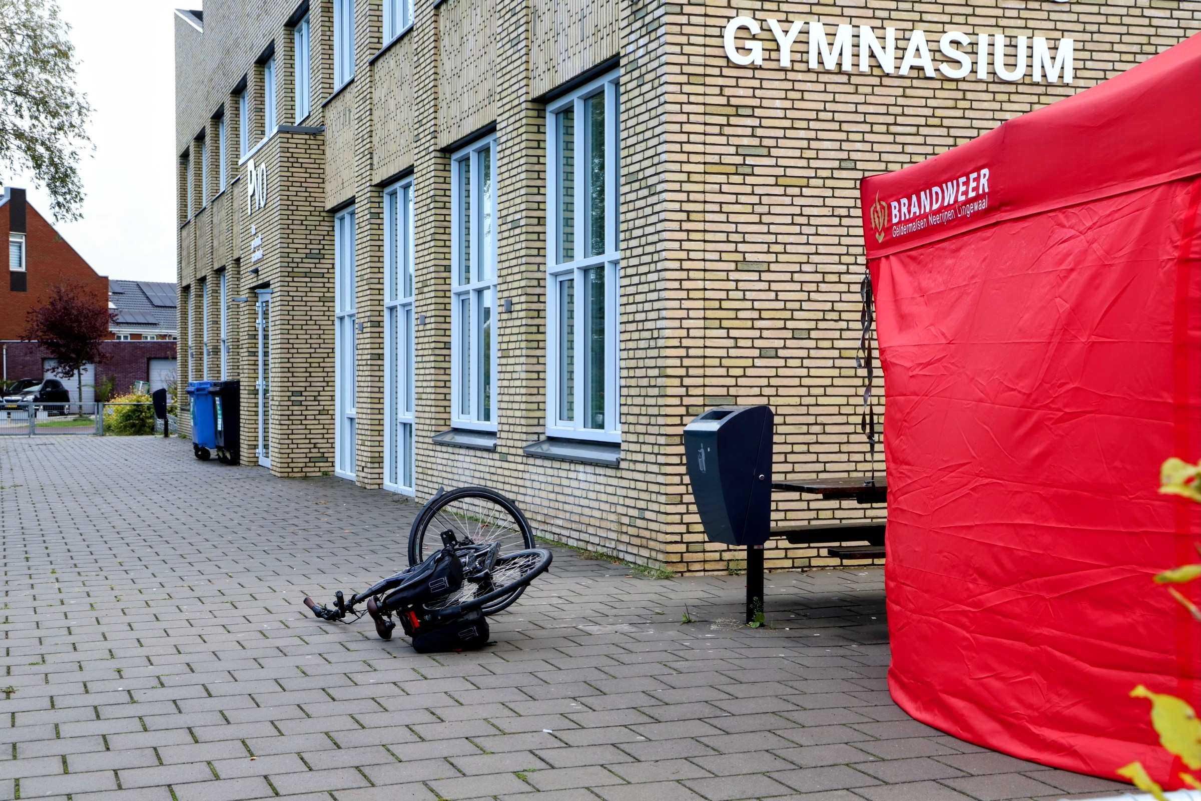 Overleden persoon aangetroffen op schoolplein