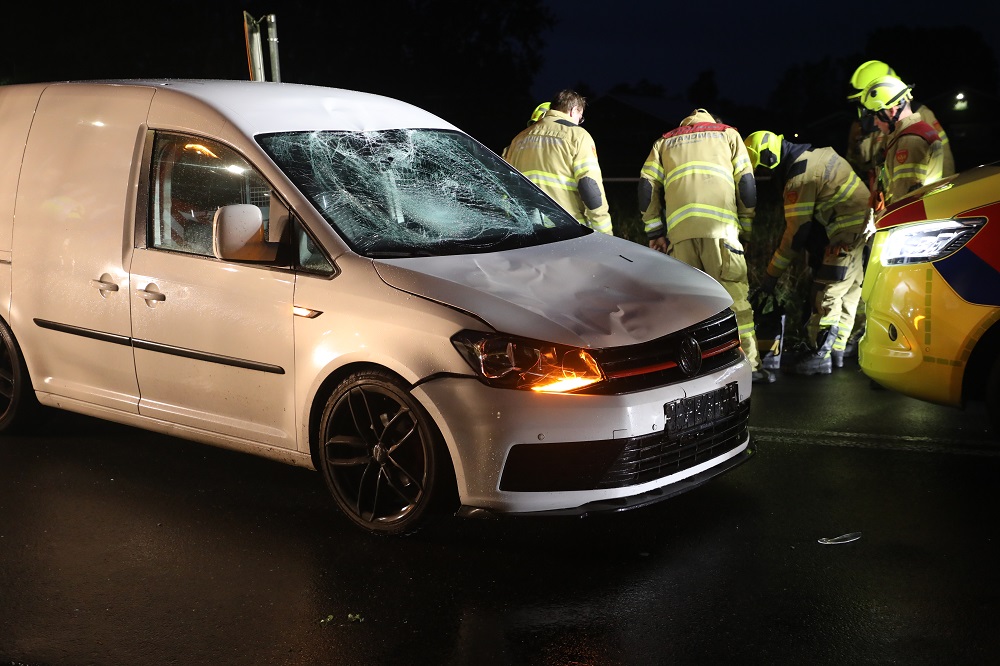 Fietser vliegt meters door de lucht na aanrijding
