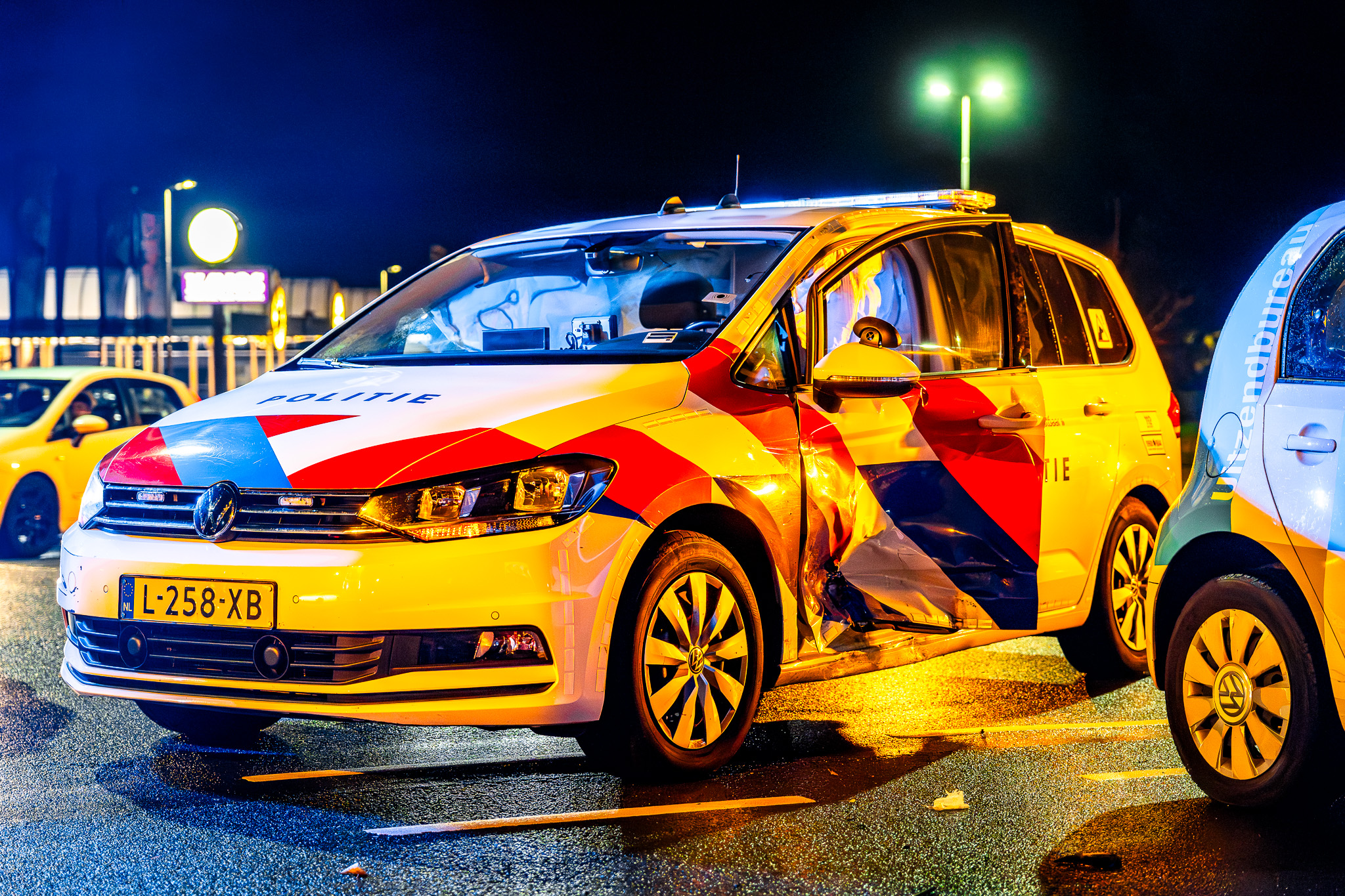 Politiewagen met diensthond betrokken bij aanrijding