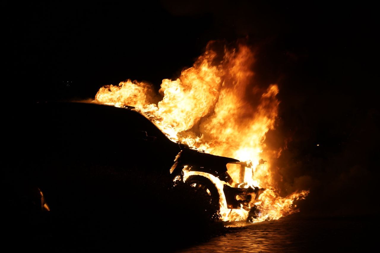 Auto uitgebrand, brandweer voorkomt dat vlammen overslaan