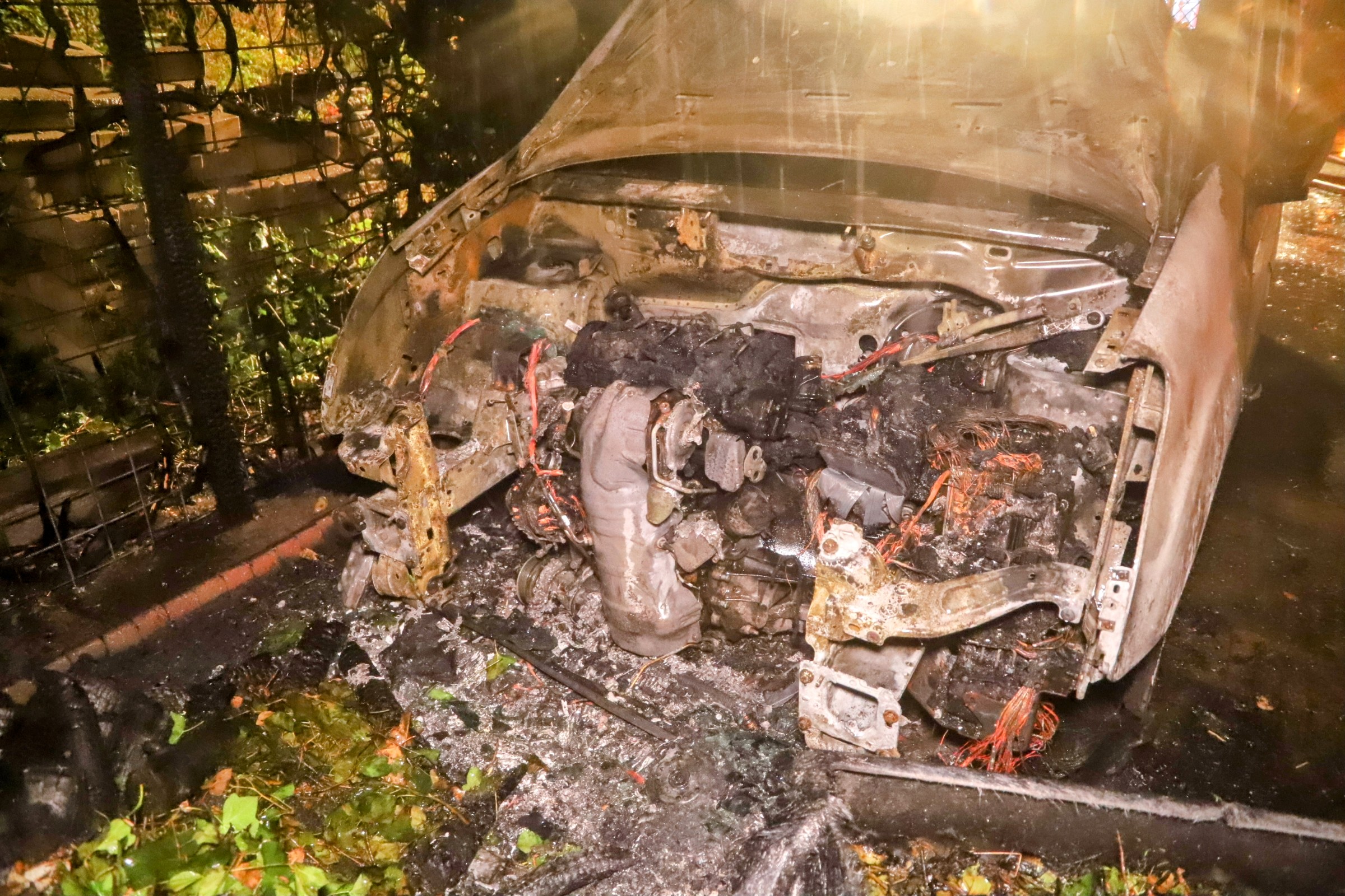 Auto uitgebrand, ook carport beschadigd