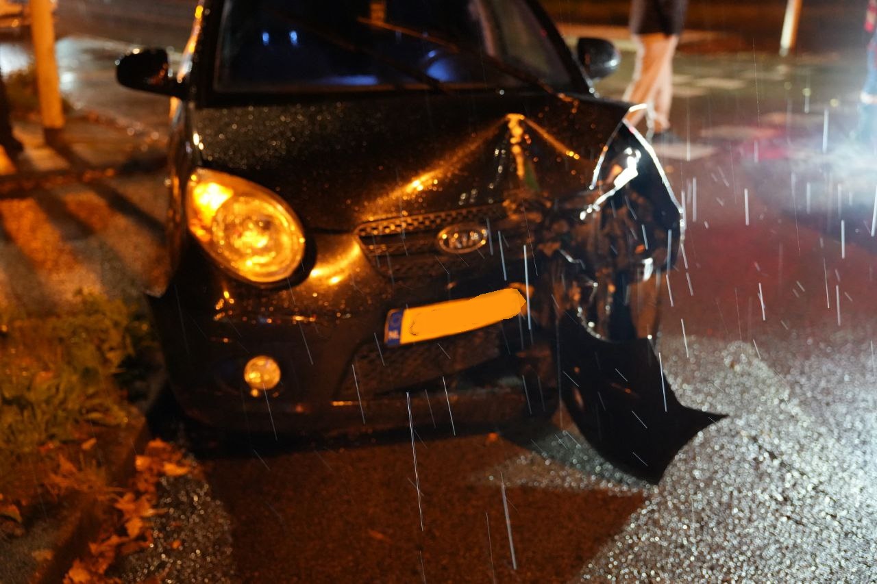 Auto botst tegen verkeerslicht, bestuurder lichtgewond