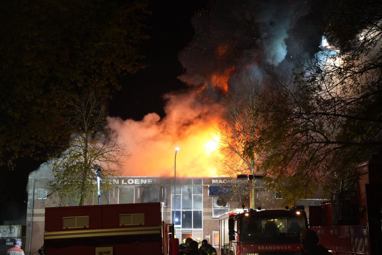 Grote uitslaande brand verwoest bedrijfspand