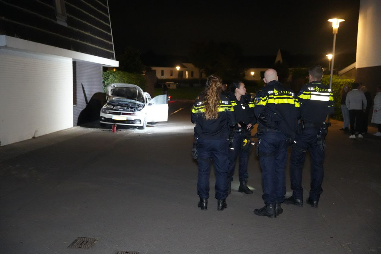 Auto vliegt in brand na explosie