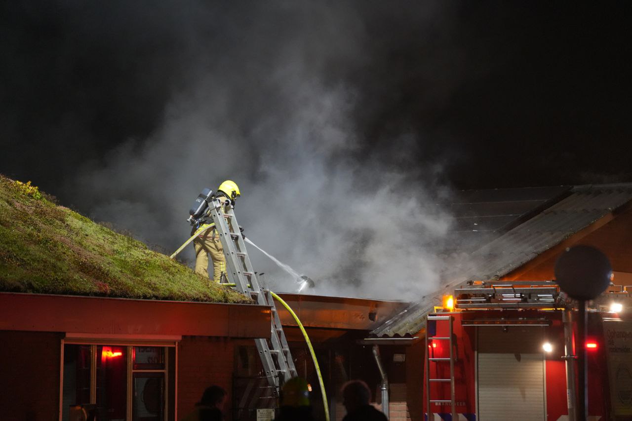 Dak vliegt in brand bij hoveniersbedrijf
