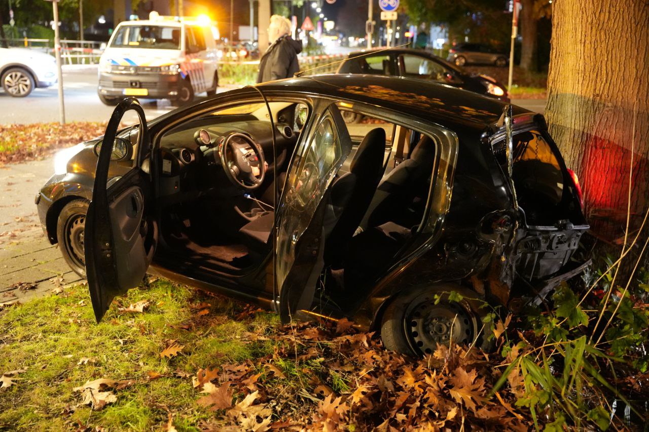 Veel schade na botsing tussen twee auto’s