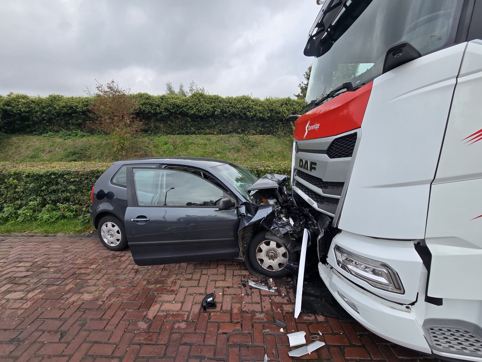 Auto botst frontaal tegen geparkeerde vrachtwagen, bestuurder gewond