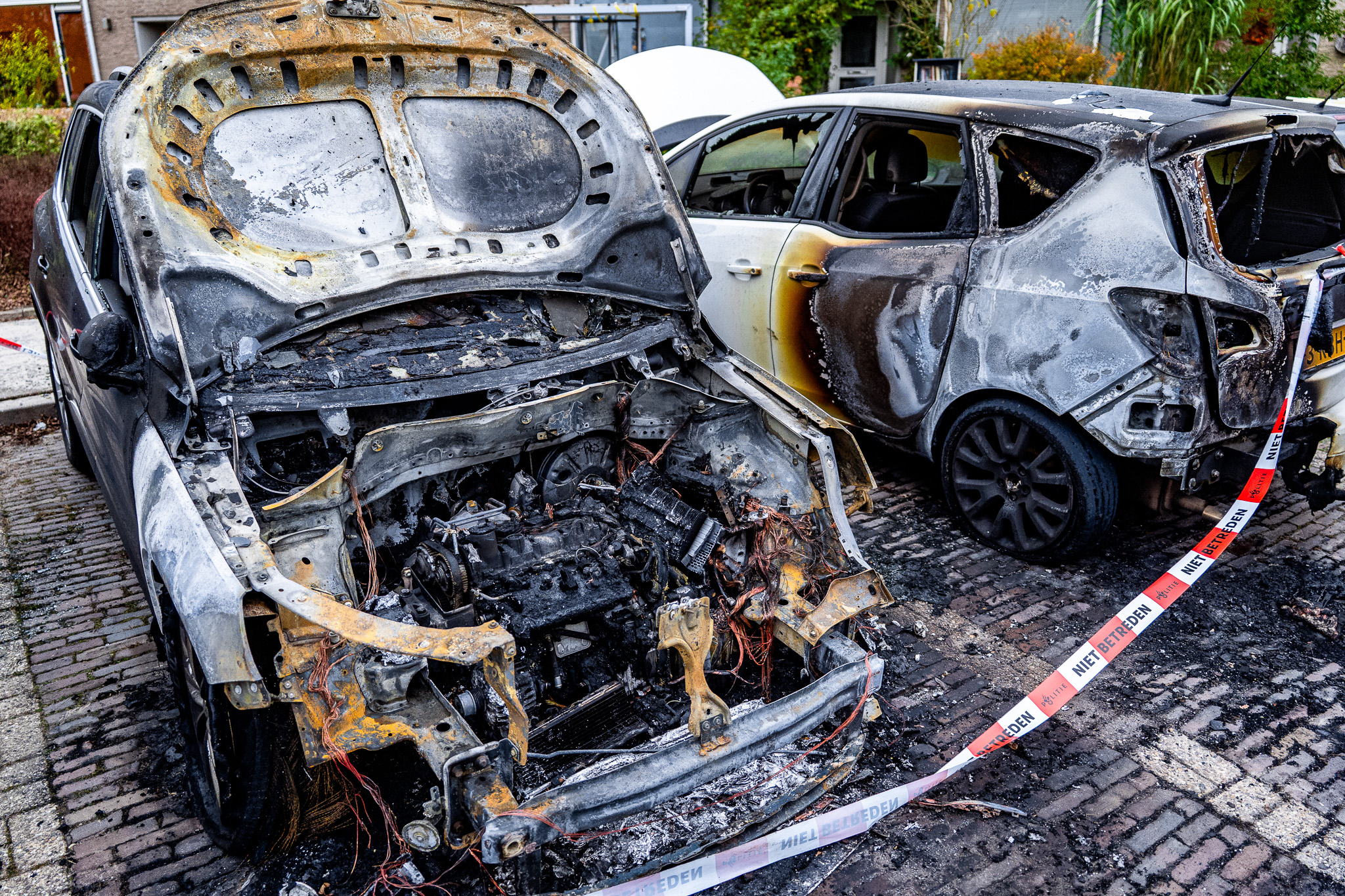 Twee auto’s uitgebrand, politie onderzoekt oorzaak nachtelijke brand