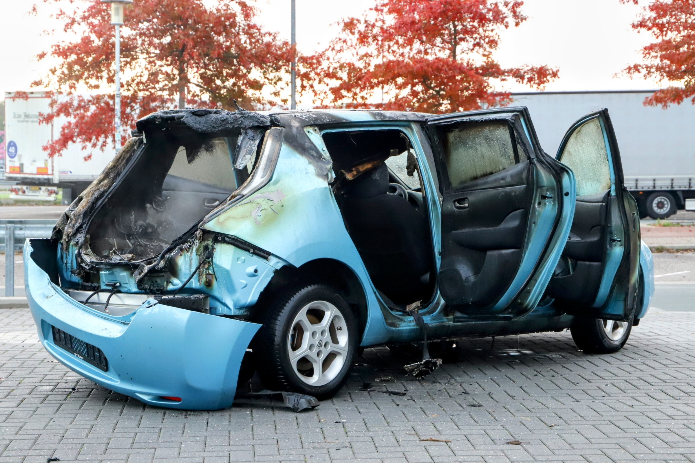 Elektrische auto vliegt in brand tijdens laden