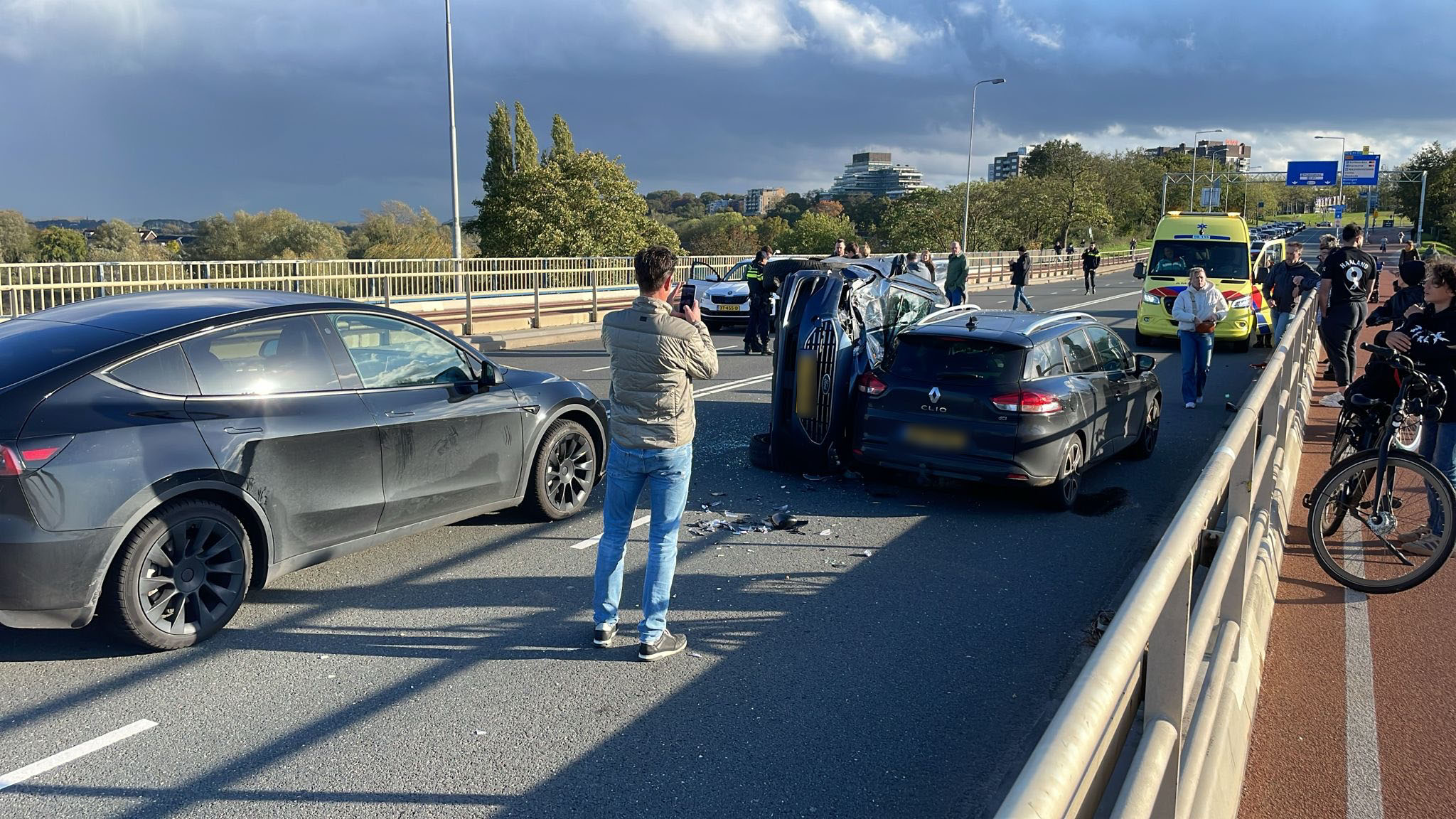 Brug afgesloten na ongeval met zeker vier voertuigen