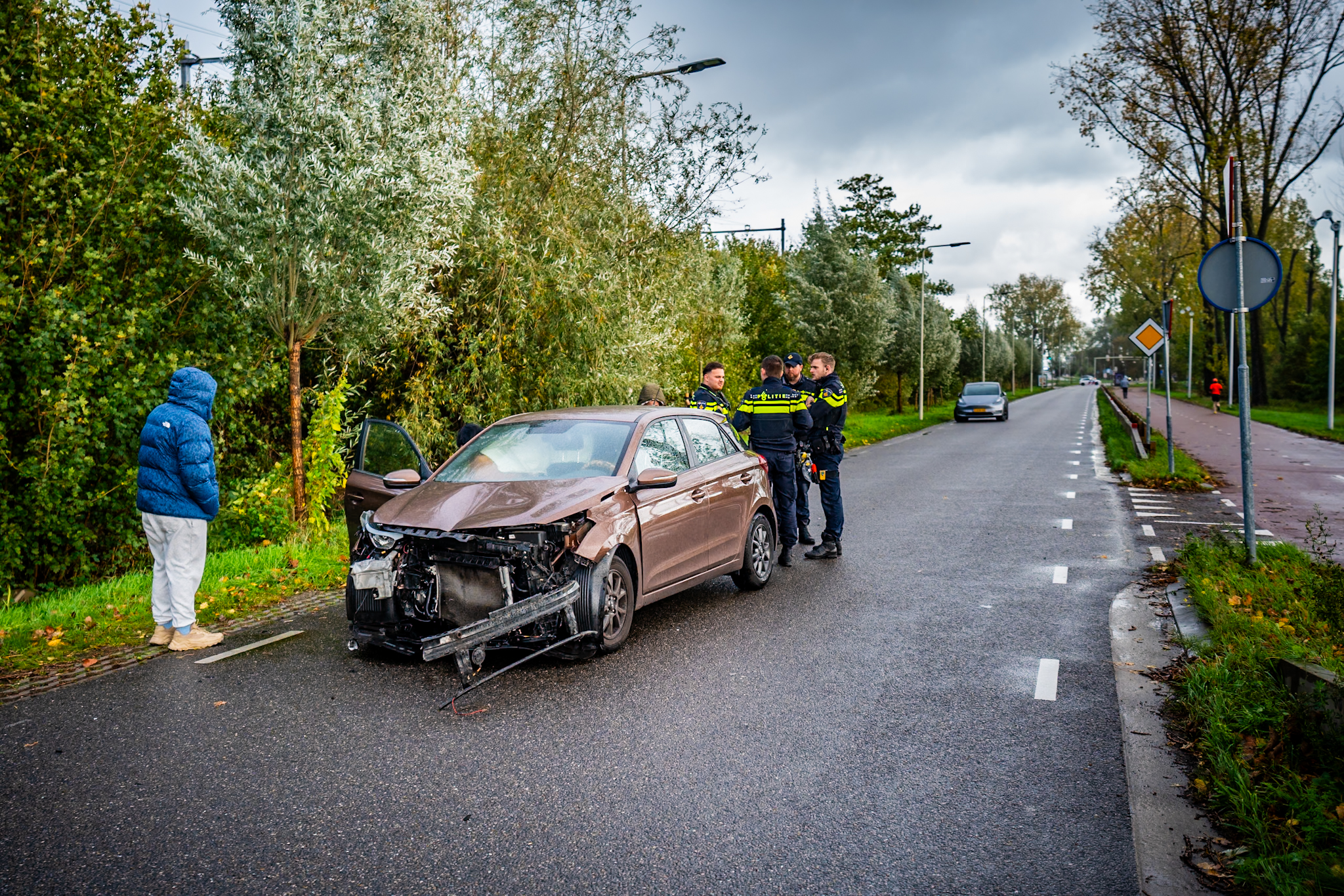 Twee auto’s botsen nadat bestuurder probeert te keren op de weg