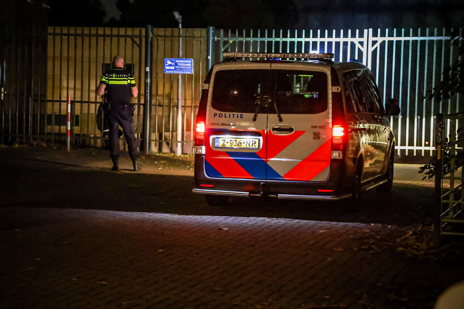 Politie bevrijdt groep jongeren opgesloten op schoolplein in Arnhem