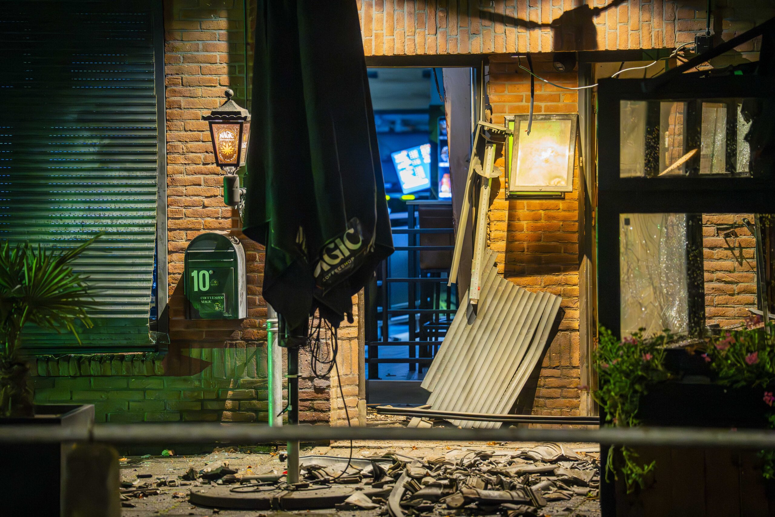 Explosie bij coffeeshop in Doetinchem; dakpannen van dak afgeblazen