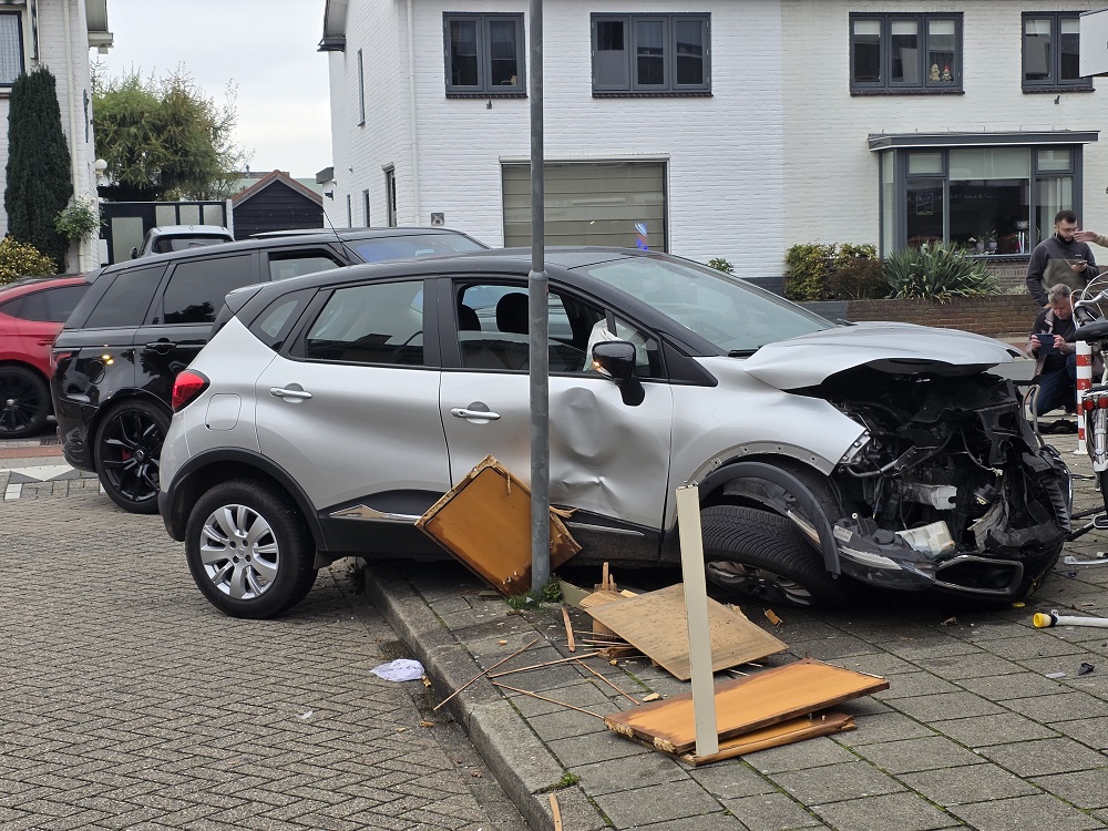 Ravage nadat automobilist moet uitwijken