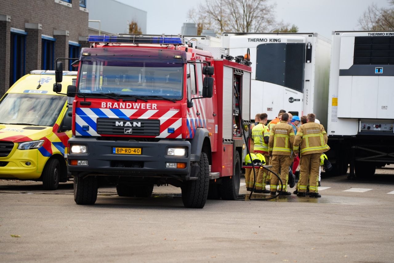 Slachterij medewerker zit met mouw vast in machine