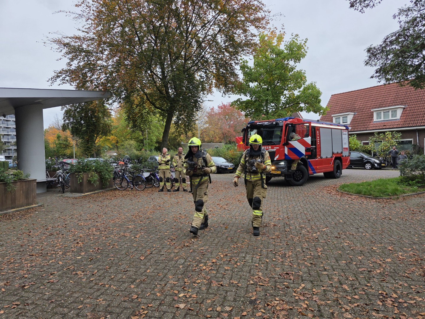 Brandweer onderzoekt brandlucht in flat