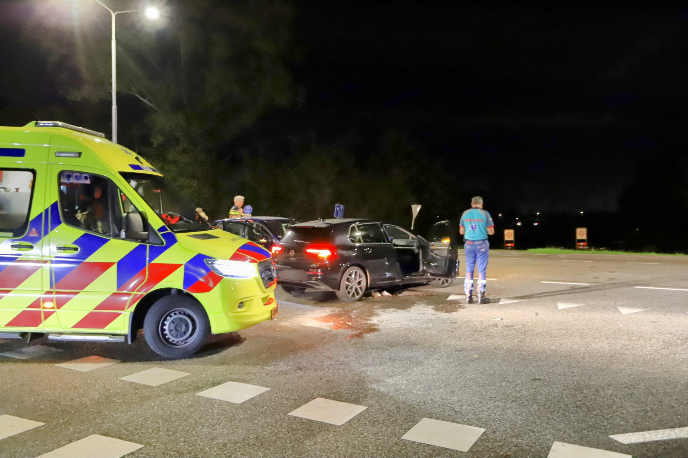 Vrouw gewond bij aanrijding tussen twee auto’s op provinciale weg