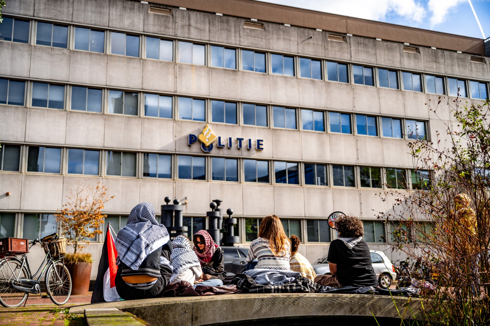 Actievoerders houden vreedzaam protest bij politiebureau voor vrijlating mededemonstranten
