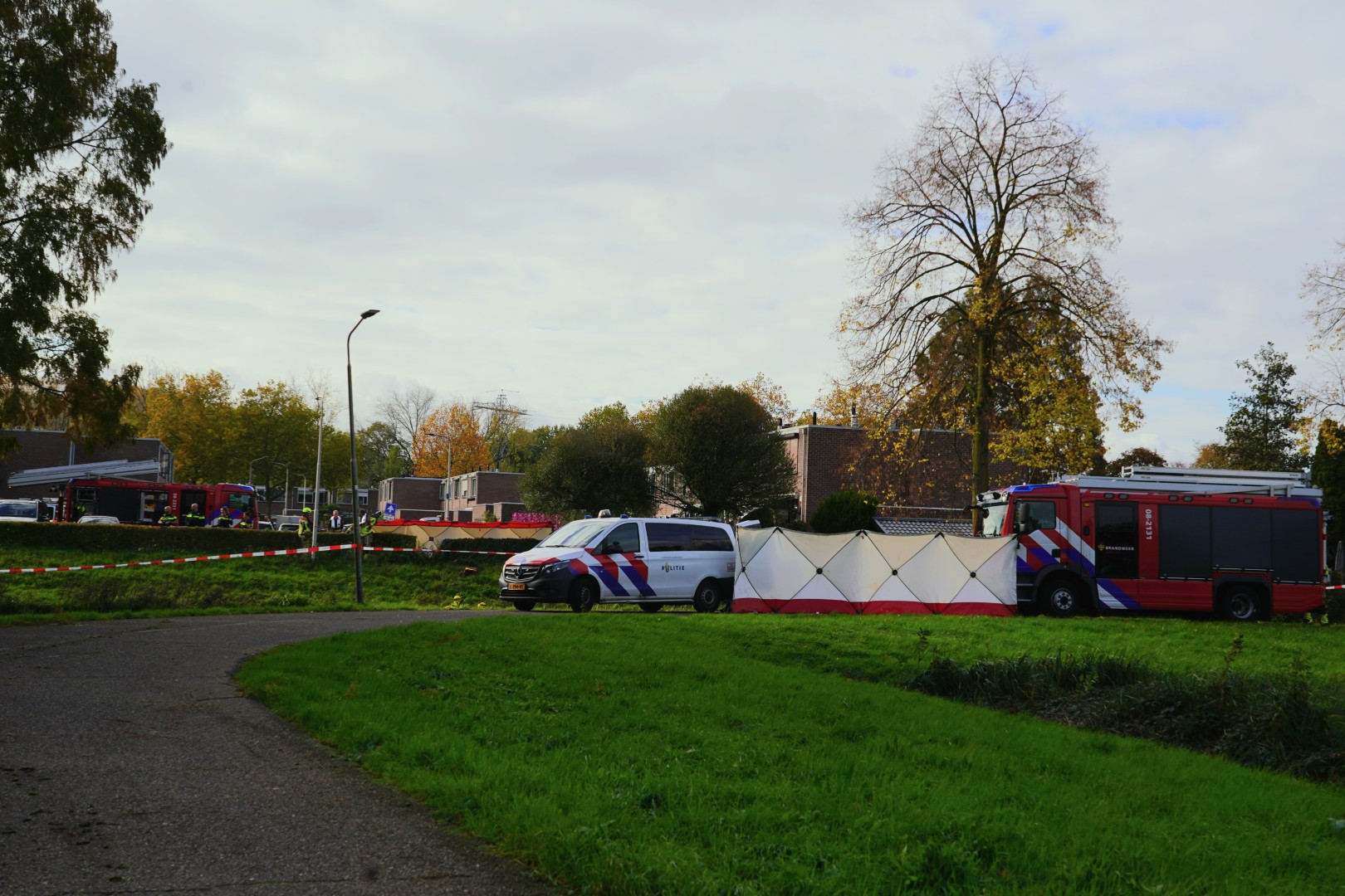 Voorbijganger treft overleden persoon aan in meertje