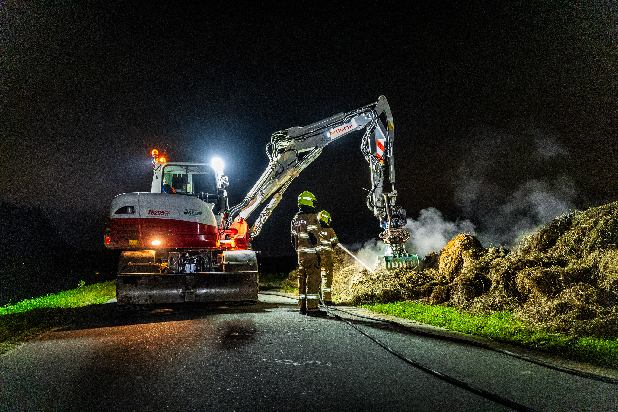 Grote berg maaisel in brand, brandweer lange tijd bezig