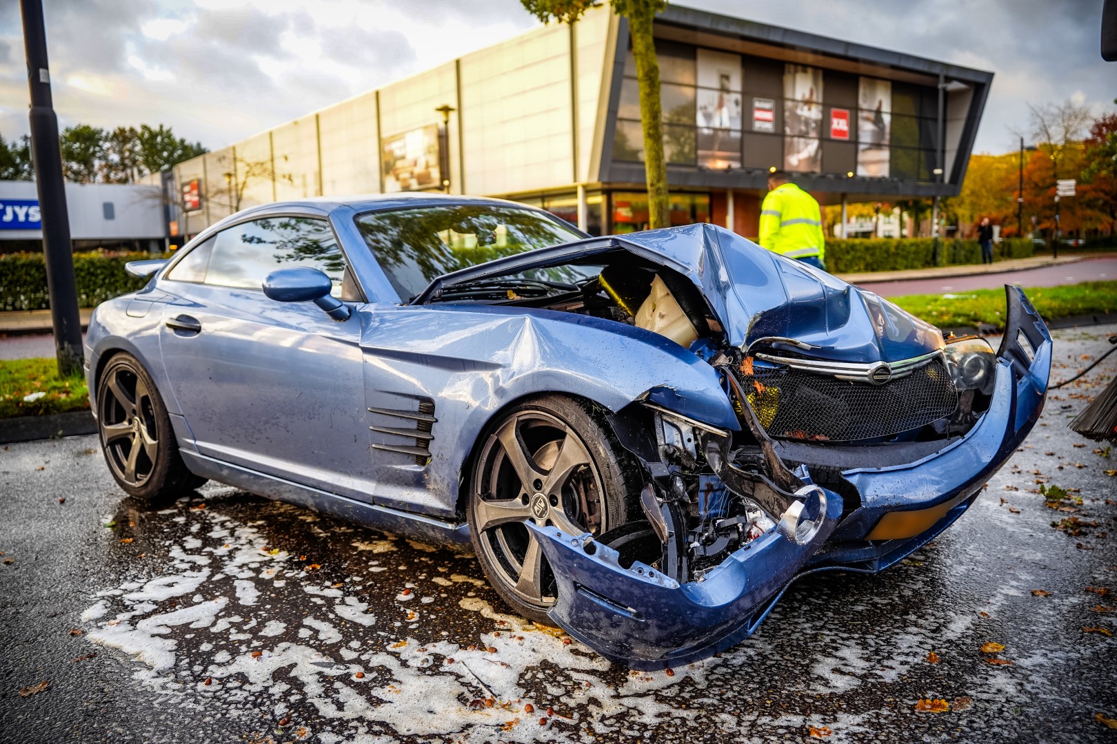 Auto raakt boom door oliespoor, verkeer korte tijd gestremd