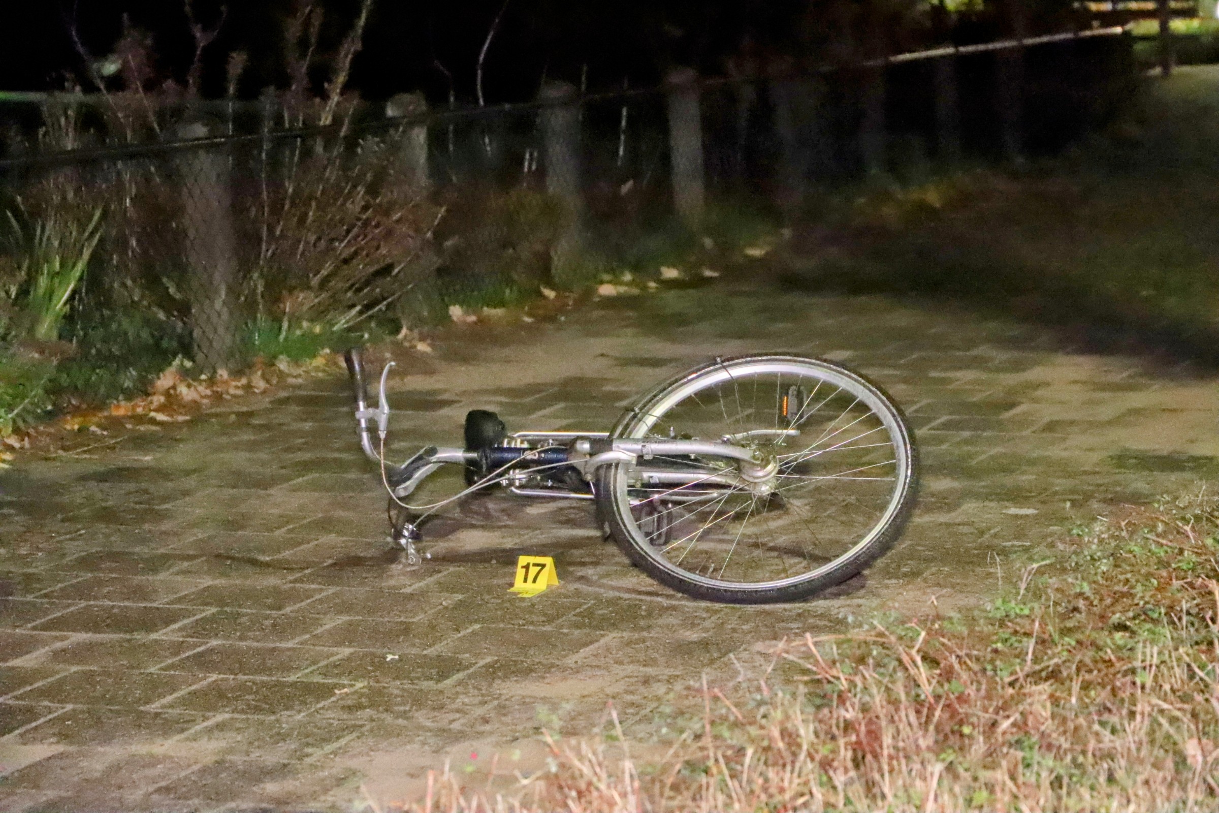 Minderjarige aangehouden na aanrijding met fietser, auto reed over fietspad