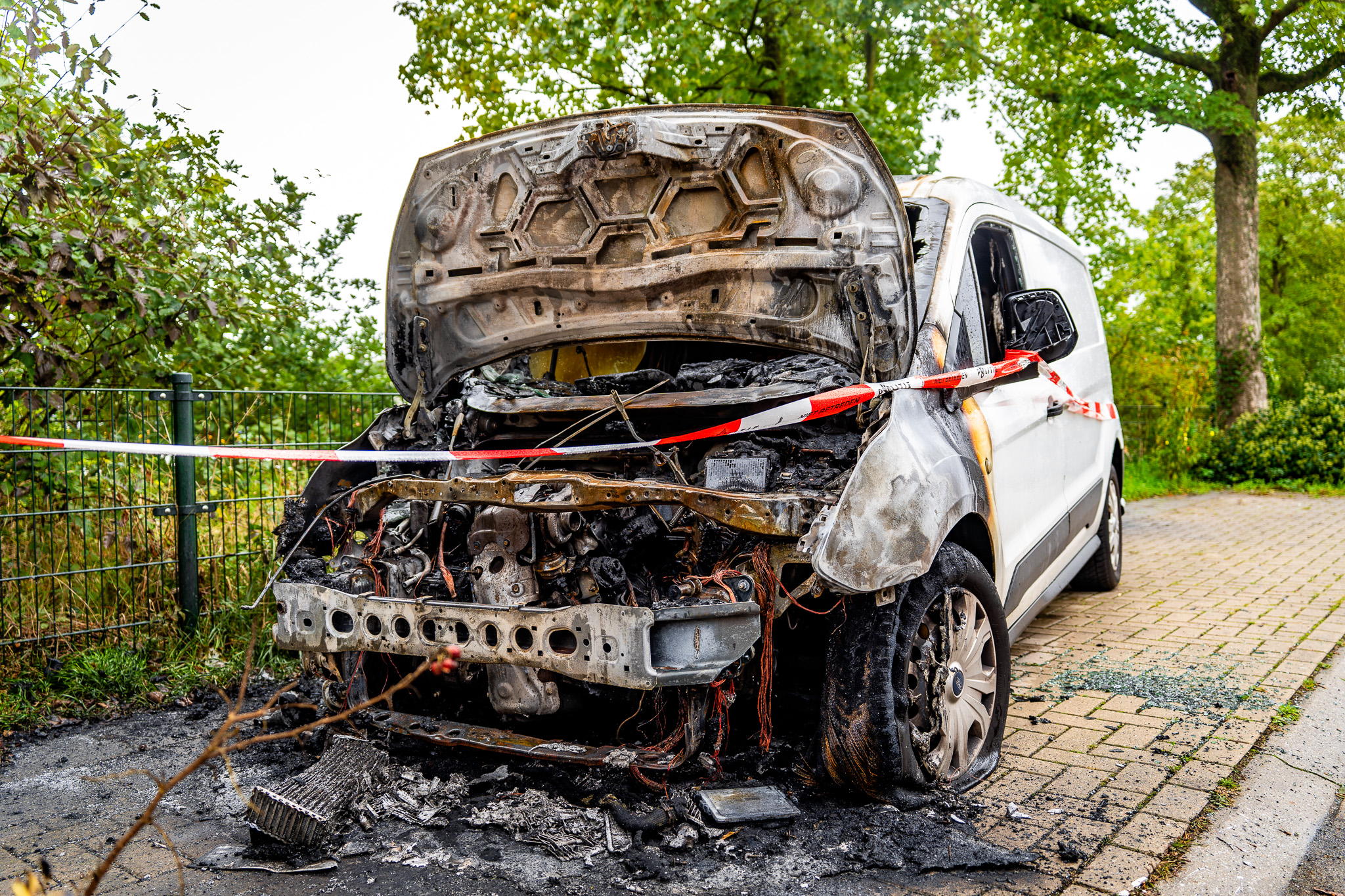 Bestelbus uitgebrand, politie onderzoekt brandstichting