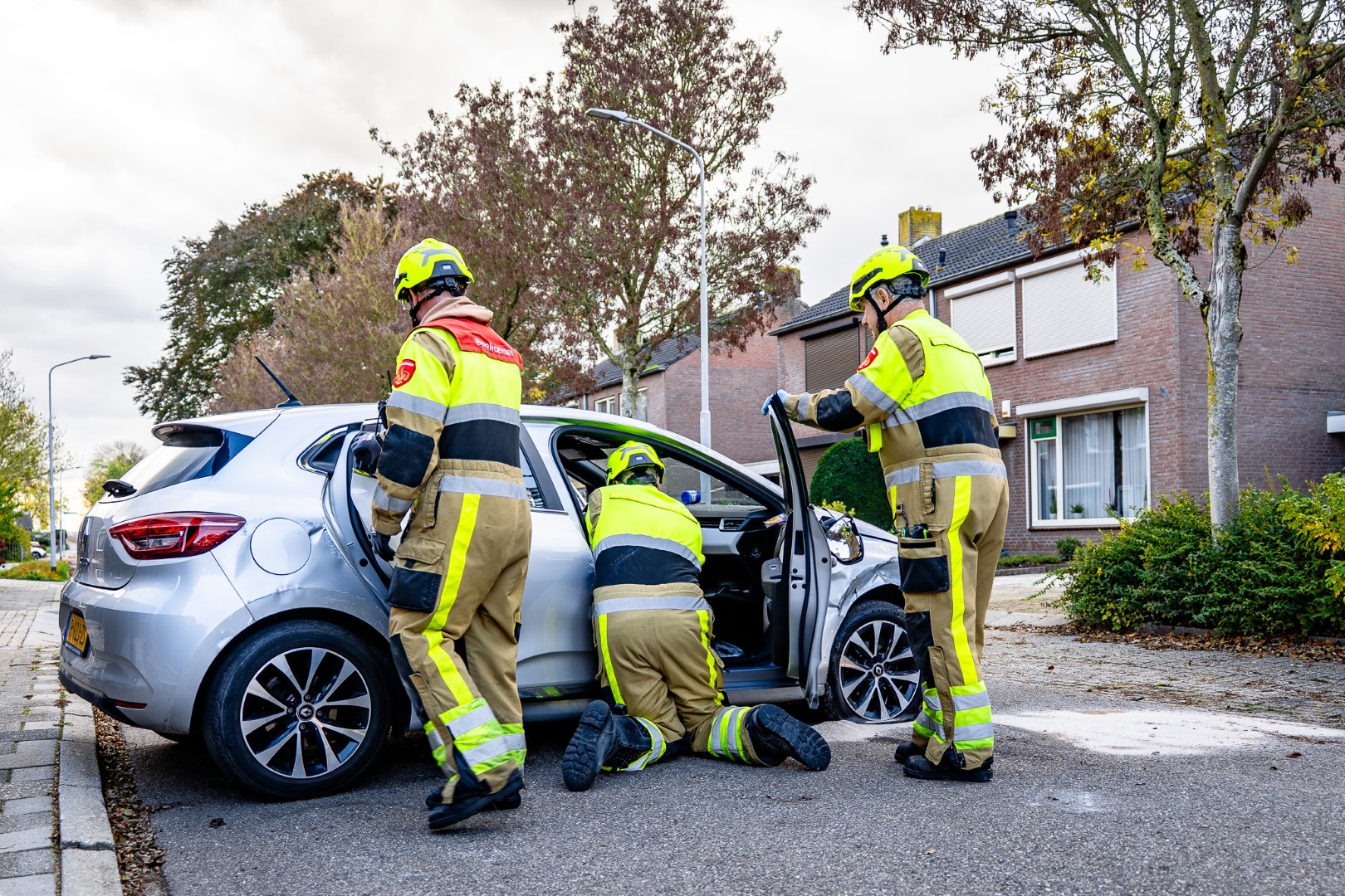 Auto botst op geparkeerd voertuig