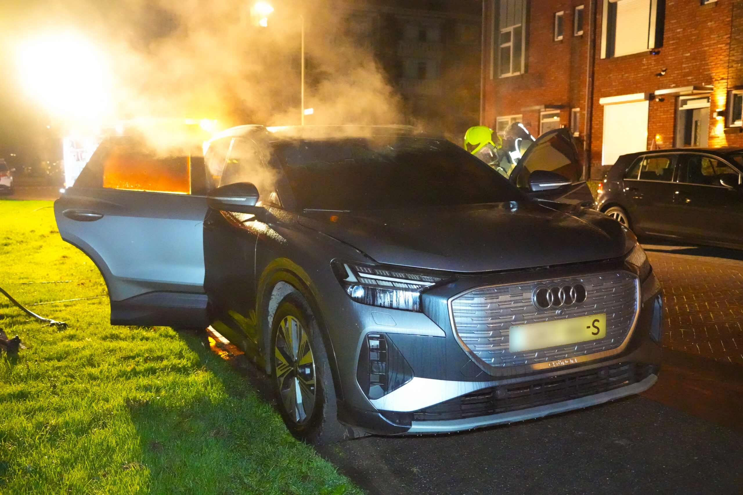 Auto volledig uitgebrand, politie onderzoekt oorzaak brand