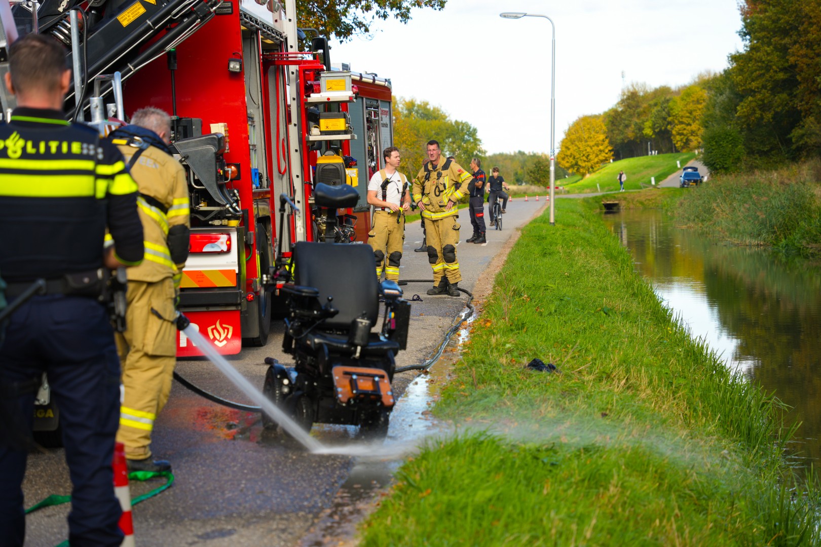 Persoon in elektrische rolstoel te water geraakt