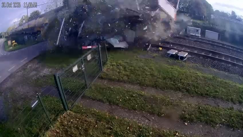 VIDEO: Trein schept vrachtwagen op spoorwegovergang