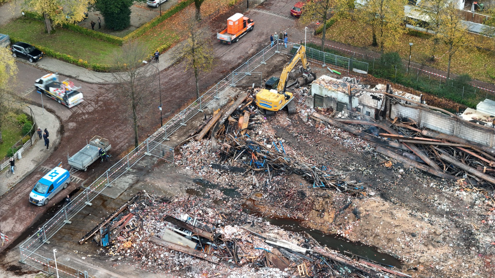 Waarschuwing voor scherven van zonnepanelen na grote brand in opslagpand