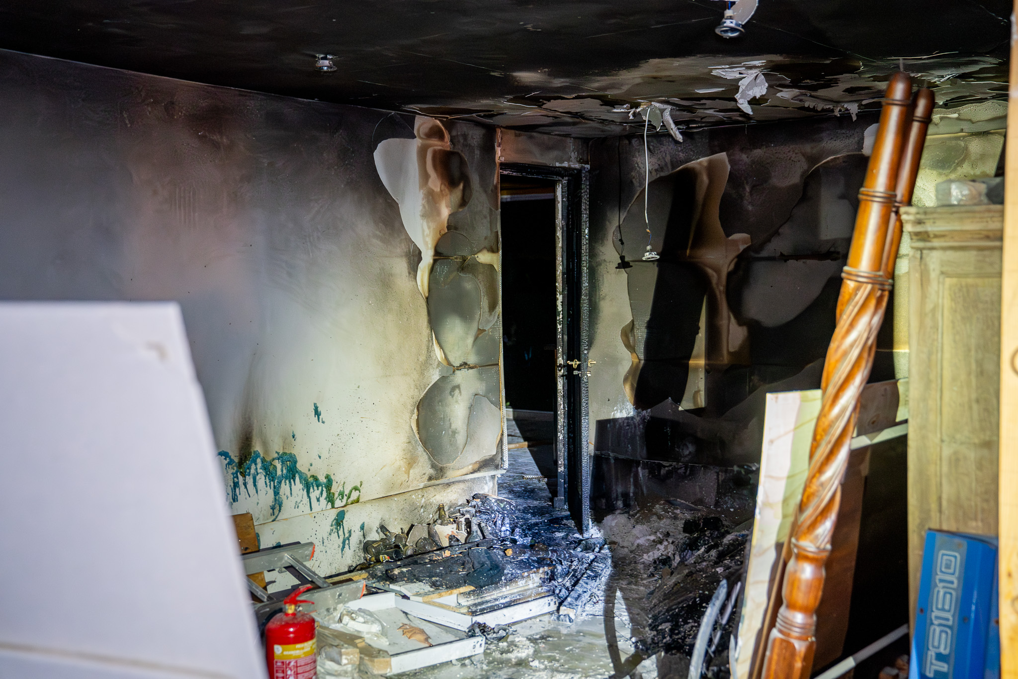 Twee gewonden bij brand in schuur, vermoedelijk door weggegooide sigaret