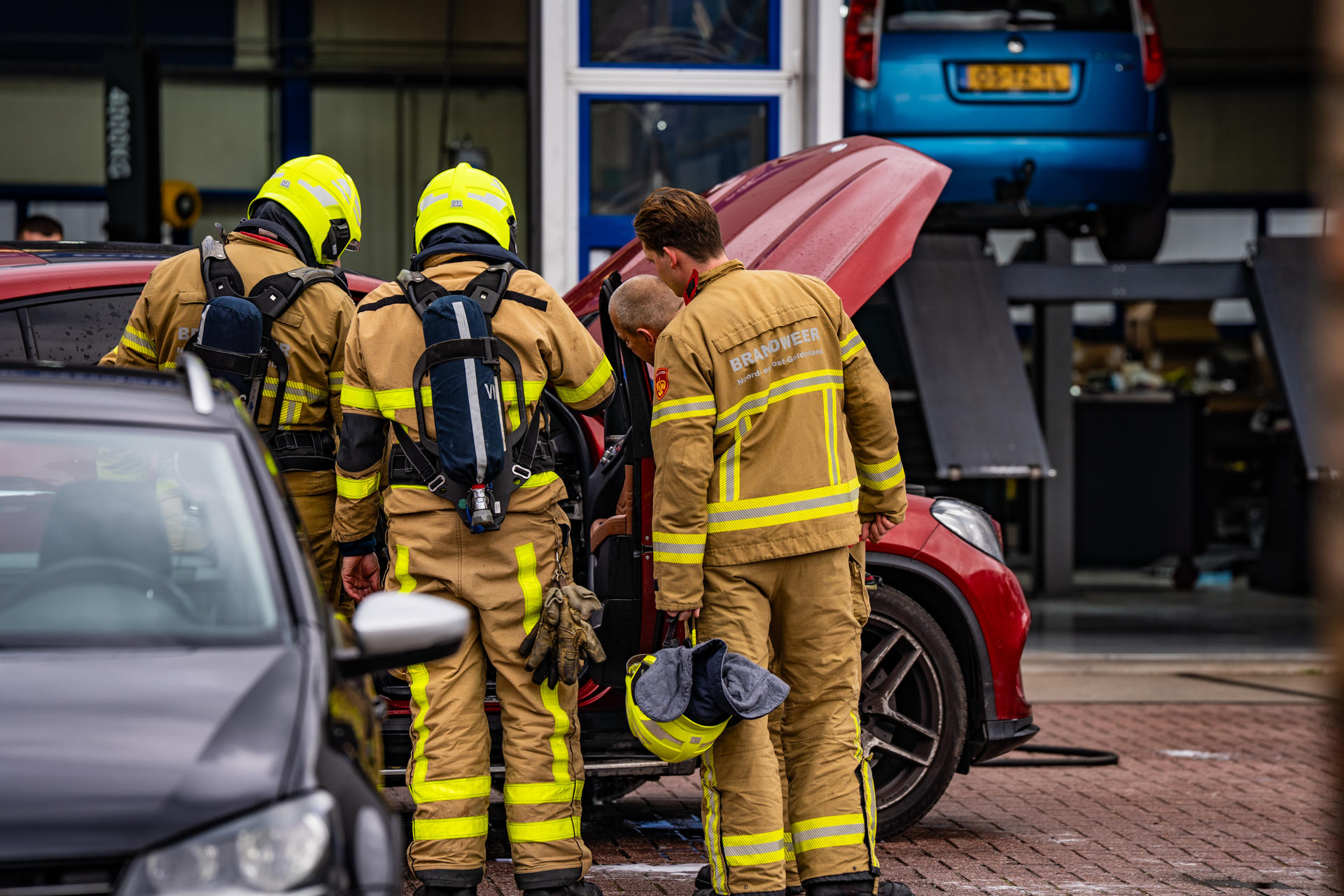 Brand in auto van ruim 1 ton, schade beperkt