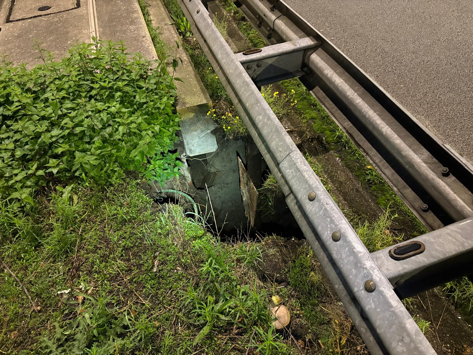 A12 bij Duiven dicht door sinkhole onder wegdek