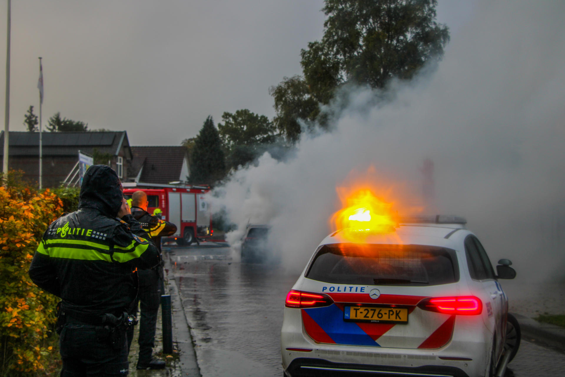 Brand in elektrische auto bij school, voertuig ondergedompeld in container