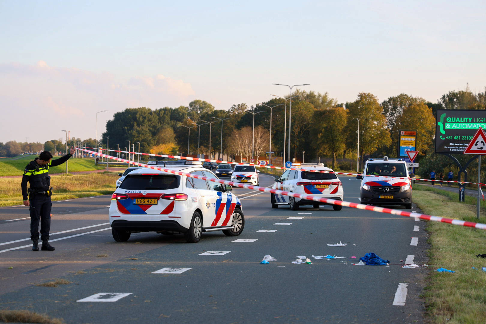 Man overleden na val uit rijdend busje, sportclub in rouw