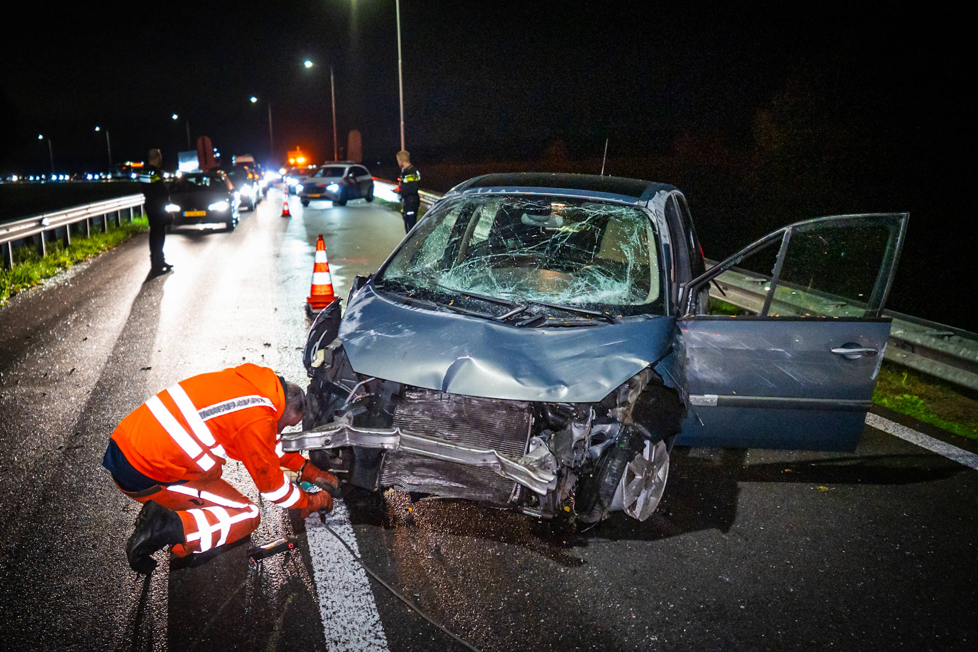Automobiliste gewond na auto over de kop op snelweg