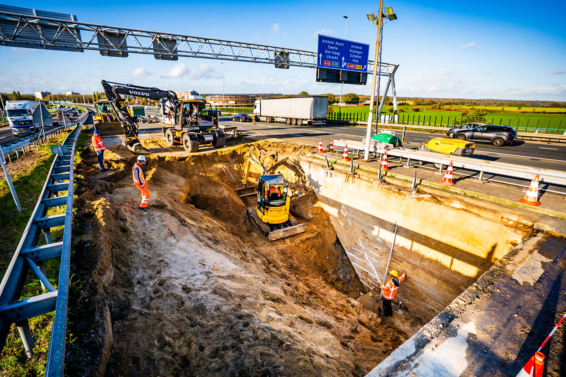 [FOTO’S EN VIDEO] Werkzaamheden na sinkhole A12 in volle gang