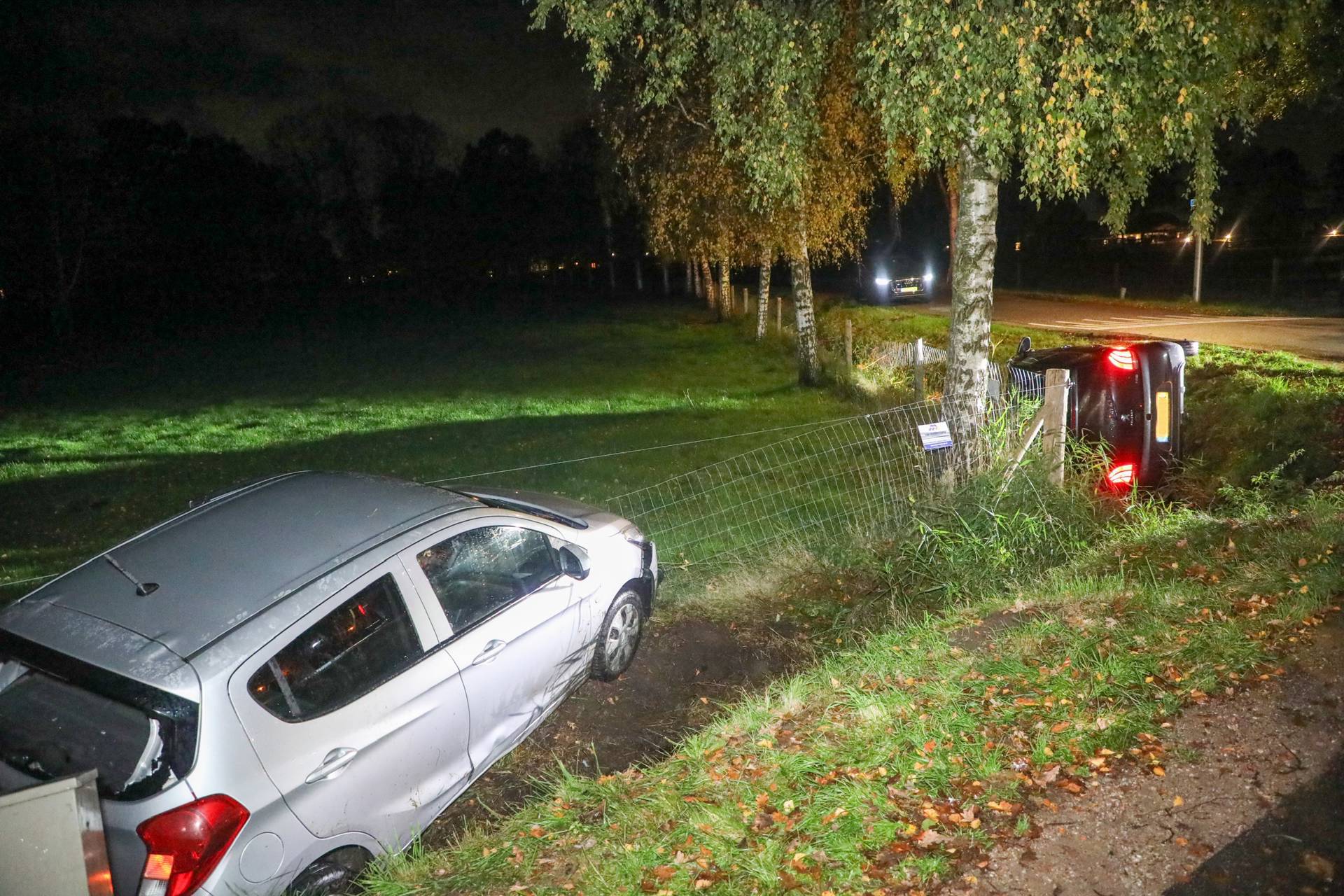 Twee auto’s in sloot na aanrijding, inzittenden gewond