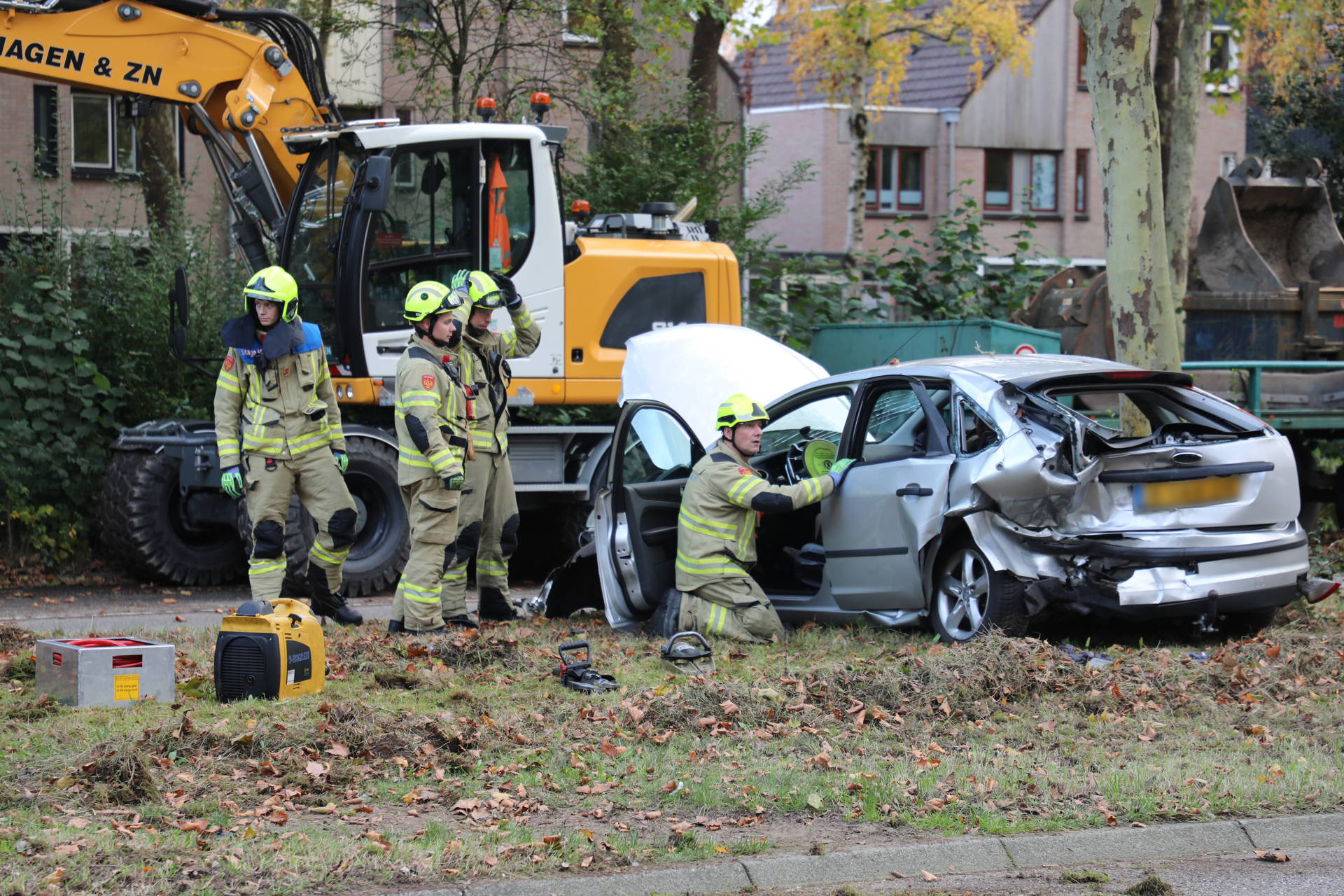 Bestuurder bekneld na zware aanrijding waarbij auto over de kop sloeg